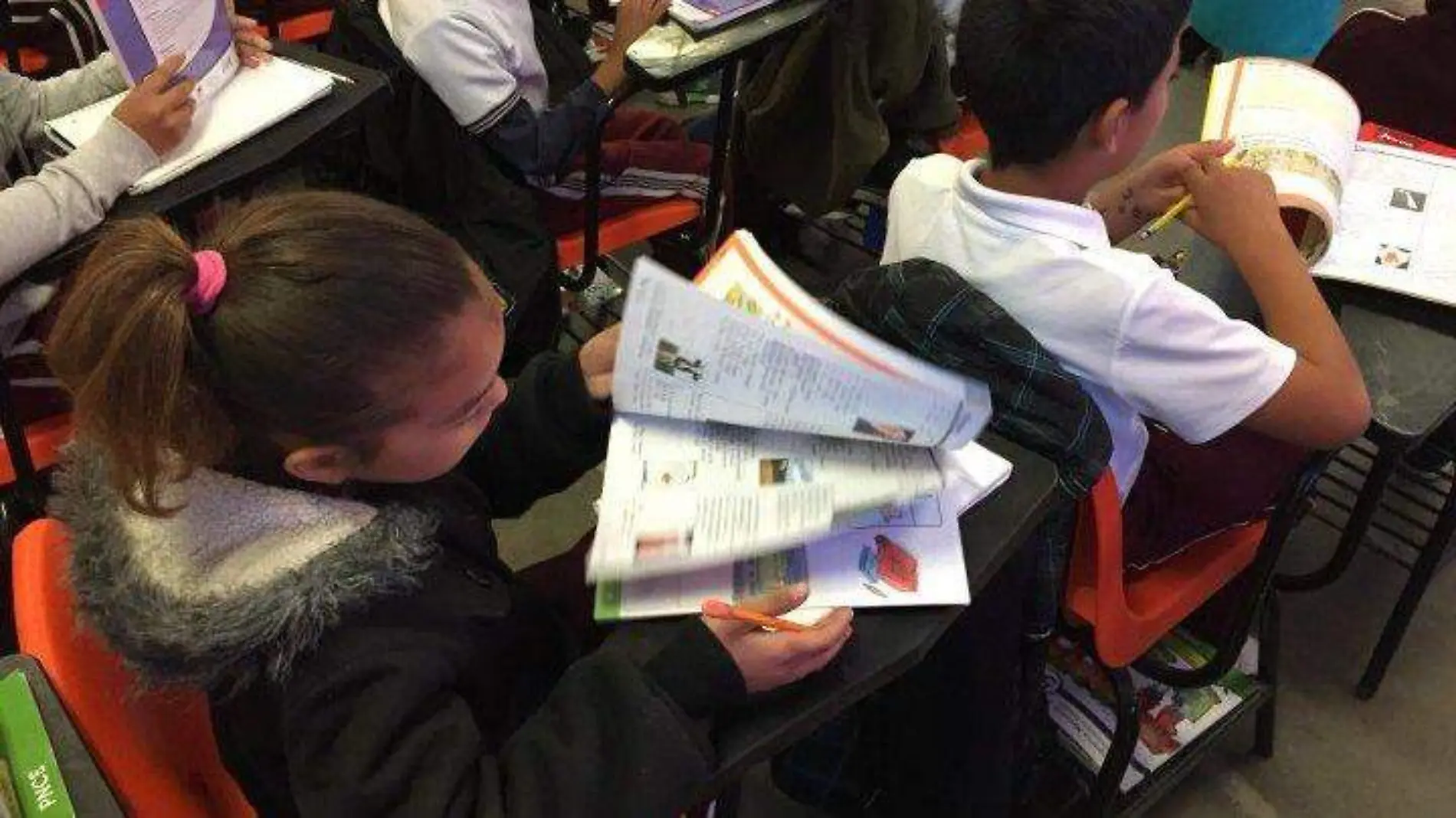 niños estudinado alumnos estudiantes lectura libros de texto maestro profesor escuelas salón de clase clases